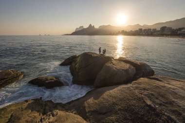 Güzel manzara plaj, dağlar ve Plajı, Rio de Janeiro şehrine, Brezilya görülen okyanus