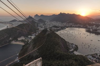 Sugar Loaf Dağı şehir ve dağ, Rio de Janeiro, Brezilya güzel manzara ile görüldü günbatımı