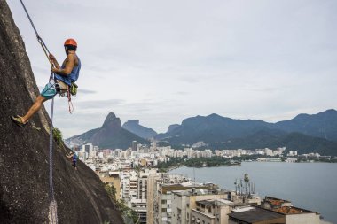 Morro do Cantagalo (Cantagalo Dağı), Rio de Janeiro, Brezilya 'da genç yetişkin kaya tırmanışı