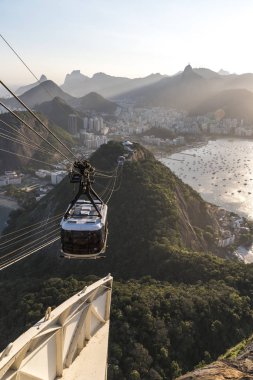 Sugar Loaf Dağı Teleferik, şehir ve dağ, Rio de Janeiro, Brezilya güzel manzara ile görüldü günbatımı