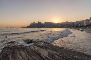 Güzel manzara plaj, dağlar ve okyanus sırasında gün batımı gördüğümde Plajı, Rio de Janeiro şehrine, Brezilya