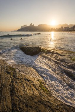 Güzel manzara plaj, dağlar ve Plajı, Rio de Janeiro şehrine, Brezilya görülen okyanus