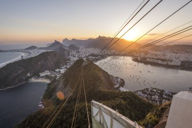 Sugar Loaf Dağı şehir ve dağ, Rio de Janeiro, Brezilya güzel manzara ile görüldü günbatımı