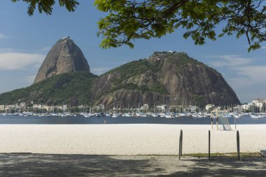 Görünümüyle Sugar Loaf Dağı BotafogoPlajı güzel mavi gökyüzü, Rio de Janeiro, Brezilya ile güneşli bir manzara