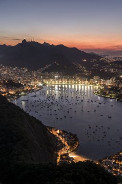 Sugar Loaf Dağı şehir ve dağ, Rio de Janeiro, Brezilya güzel manzara ile görüldü günbatımı