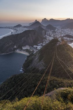 Sugar Loaf Dağı şehir ve dağ, Rio de Janeiro, Brezilya güzel manzara ile görüldü günbatımı