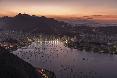 Sugar Loaf Dağı şehir ve dağ, Rio de Janeiro, Brezilya güzel manzara ile görüldü günbatımı