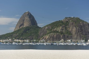 Görünümüyle Sugar Loaf Dağı BotafogoPlajı güzel mavi gökyüzü, Rio de Janeiro, Brezilya ile güneşli bir manzara