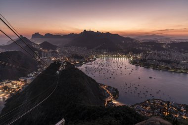 Sugar Loaf Dağı şehir ve dağ, Rio de Janeiro, Brezilya güzel manzara ile görüldü günbatımı