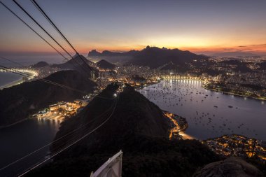 Sugar Loaf Dağı şehir ve dağ, Rio de Janeiro, Brezilya güzel manzara ile görüldü günbatımı