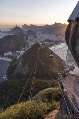 Sugar Loaf Dağı Teleferik, şehir ve dağ, Rio de Janeiro, Brezilya güzel manzara ile görüldü günbatımı