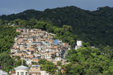 Cerro Cora Rio de Janeiro, Brezilya üzerinden Atlantik Rainforest tepeler genişleyen Favela