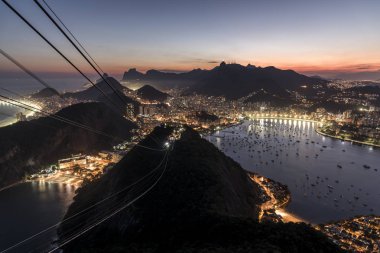 Sugar Loaf Dağı şehir ve dağ, Rio de Janeiro, Brezilya güzel manzara ile görüldü günbatımı