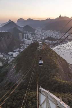 Sugar Loaf Dağı Teleferik, şehir ve dağ, Rio de Janeiro, Brezilya güzel manzara ile görüldü günbatımı
