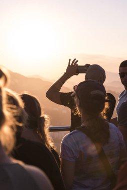 Güzel ışık, Rio de Janeiro, Brezilya ile Sugar Loaf Dağı dan gün batımını izlemek turist