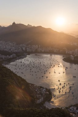 Sugar Loaf Dağı şehir ve dağ, Rio de Janeiro, Brezilya güzel manzara ile görüldü günbatımı