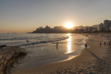 Güzel manzara plaj, dağlar ve okyanus sırasında gün batımı gördüğümde Plajı, Rio de Janeiro şehrine, Brezilya