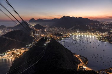 Sugar Loaf Dağı şehir ve dağ, Rio de Janeiro, Brezilya güzel manzara ile görüldü günbatımı
