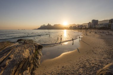 Güzel manzara plaj, dağlar ve Plajı, Rio de Janeiro şehrine, Brezilya görülen okyanus