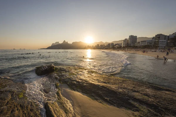 ビーチや山 イパネマビーチ リオデジャネイロ ブラジルの都市でから見た海の美しい風景 — ストック写真