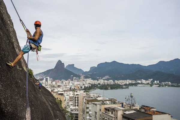 Bergsklättring För Unga Vuxna Morro Cantagalo Berget Cantagalo Rio Janeiro — Stockfoto