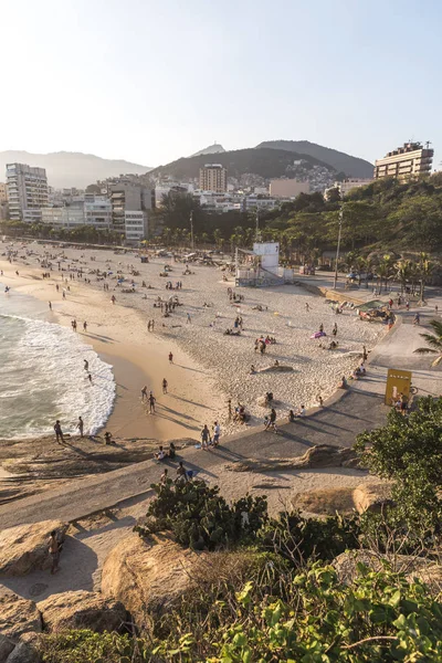 ビーチや山 イパネマビーチ リオデジャネイロ ブラジルの都市でから見た日没の時間の間に海の美しい風景 — ストック写真