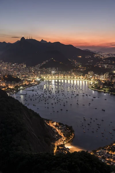 街と山 リオデジャネイロ ブラジルの美しい風景と シュガーローフ山から見た夕焼け — ストック写真