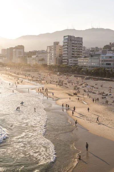 Hermoso Paisaje Playa Montañas Océano Durante Atardecer Visto Desde Playa — Foto de Stock