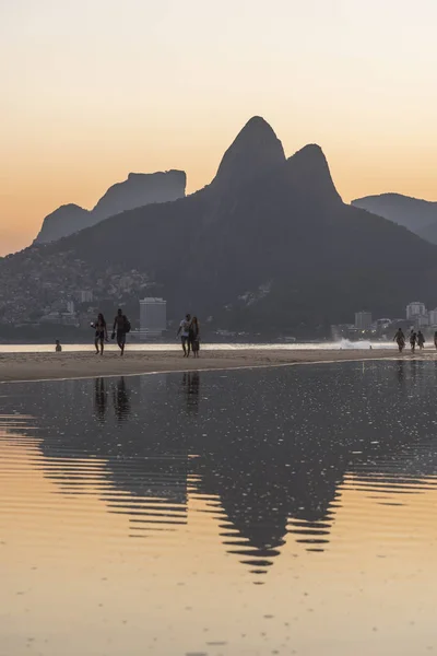 Bela Paisagem Praia Montanhas Oceano Com Reflexos Água Durante Pôr — Fotografia de Stock