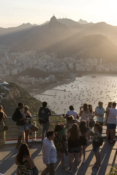 Turistas Observando Puesta Sol Desde Montaña Pan Azúcar Con Hermoso — Foto de Stock