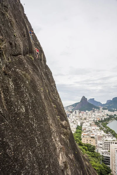 Escalada Roca Para Adultos Jóvenes Morro Cantagalo Montaña Cantagalo Río — Foto de Stock