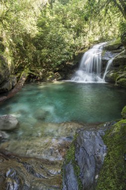 Güzel Atlantik Rainforest şelale yatay, berrak mavi su Serrinha ekolojik rezerv, Rio de Janeiro, Brezilya