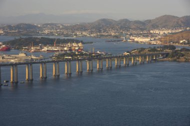 Guanabara Körfezi, Rio de Janeiro, Brezilya'da Rio Niteroi köprüye uçak penceresinden havadan görünümü