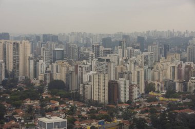 Uçak pencere uçan binalar ve evler Brezilya Sao Paulo şehrinde havadan görünümü