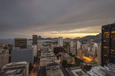 Bina downtown erken akşam, Rio de Janeiro, Brezilya arkasında Sugar Loaf Dağı ile güzel manzara