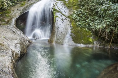 Güzel Atlantik Rainforest yuvarlak şelale yatay, berrak mavi su Serrinha ekolojik rezerv, Rio de Janeiro, Brezilya