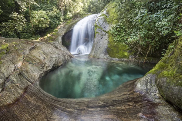 Bela Paisagem Cachoeira Mata Atlântica Redonda Com Água Azul Cristalina — Fotografia de Stock