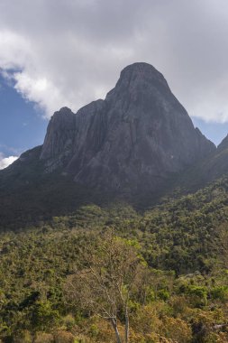 Doğal dağ manzarası güzel bulutlar, yeşil yağmur ormanları ve kayalık tepeler, Tres Picos Park, kırsal Serra do Mar, Rio de Janeiro devlet, Brezilya