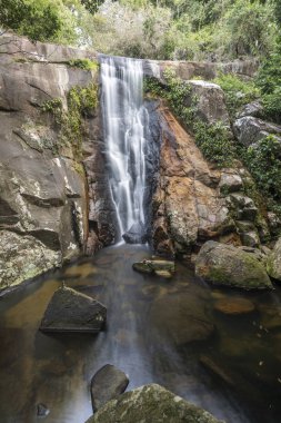 Tropik şelale ve Atlantik ormanlarında Ilha Grande, Costa Verde, Güney Rio de Janeiro, Brezilya için yemyeşil yeşil orman içinde nehir güzel manzara