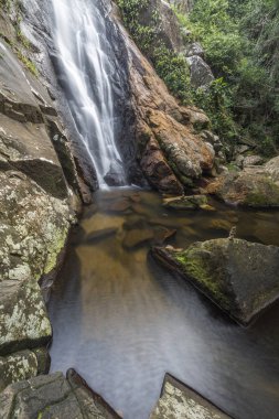Tropik şelale ve Atlantik ormanlarında Ilha Grande, Costa Verde, Güney Rio de Janeiro, Brezilya için yemyeşil yeşil orman içinde nehir güzel manzara