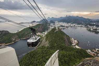 Pao de Acucar (Sugar Loaf Dağı) günbatımı sırasında Rio de Janeiro, Brezilya görüntüleyin.