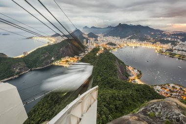 Pao de Acucar (Sugar Loaf Dağı) günbatımı sırasında Rio de Janeiro, Brezilya görüntüleyin.