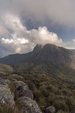 Doğal dağ manzarası güzel bulutlar, yeşil yağmur ormanları ve kayalık tepeler, Tres Picos Park, kırsal Serra do Mar, Rio de Janeiro devlet, Brezilya