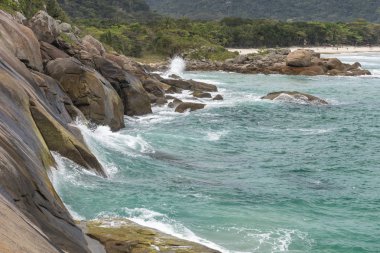 Yeşil su ve gür orman Ilha Grande, Costa Verde, Güney Rio de Janeiro, Brezilya için kayalık tropikal Beach güzel manzara