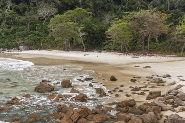 Yeşil su ve gür orman Ilha Grande, Costa Verde, Güney Rio de Janeiro, Brezilya için kayalık tropikal Beach güzel manzara