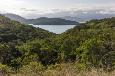Güzel tropikal yağmur ormanları yeşil manzara okyanus ve bulutlar Ilha Grande, Costa Verde, Güney Rio de Janeiro, Brezilya için
