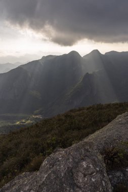 Doğal kayalık dağ, yatay, tepeler, yağmur ormanları ve güzel bulutlar, Tres Picos Park, kırsal Serra do Mar, Rio de Janeiro devlet, Brezilya