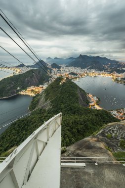 Pao de Acucar (Sugar Loaf Dağı) günbatımı sırasında Rio de Janeiro, Brezilya görüntüleyin.