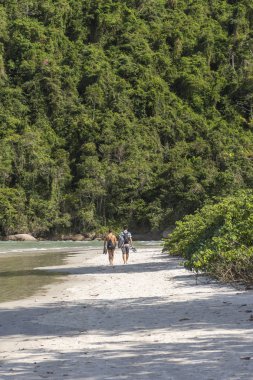 Arkadaşlar güzel tropikal plaj manzara Ilha Grande, Costa Verde, Güney Rio de Janeiro, Brezilya için yürüyüş