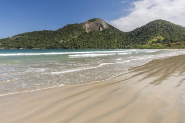 Yeşil su, yemyeşil orman ve Ilha Grande, Costa Verde, Güney Rio de Janeiro, Brezilya için mavi gökyüzü güzel tropikal plaj manzara